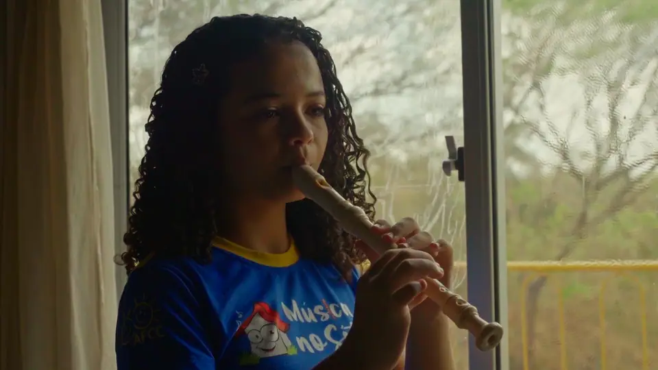 Jovem tocando flauta